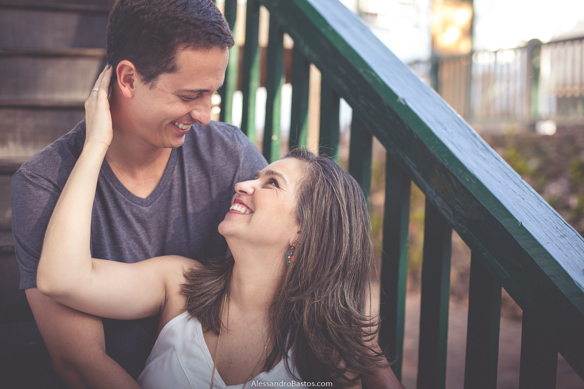 nas escadas de um casarão os noivos cruzam os olhares em diamantina antes do casamento em bh capital do estado
