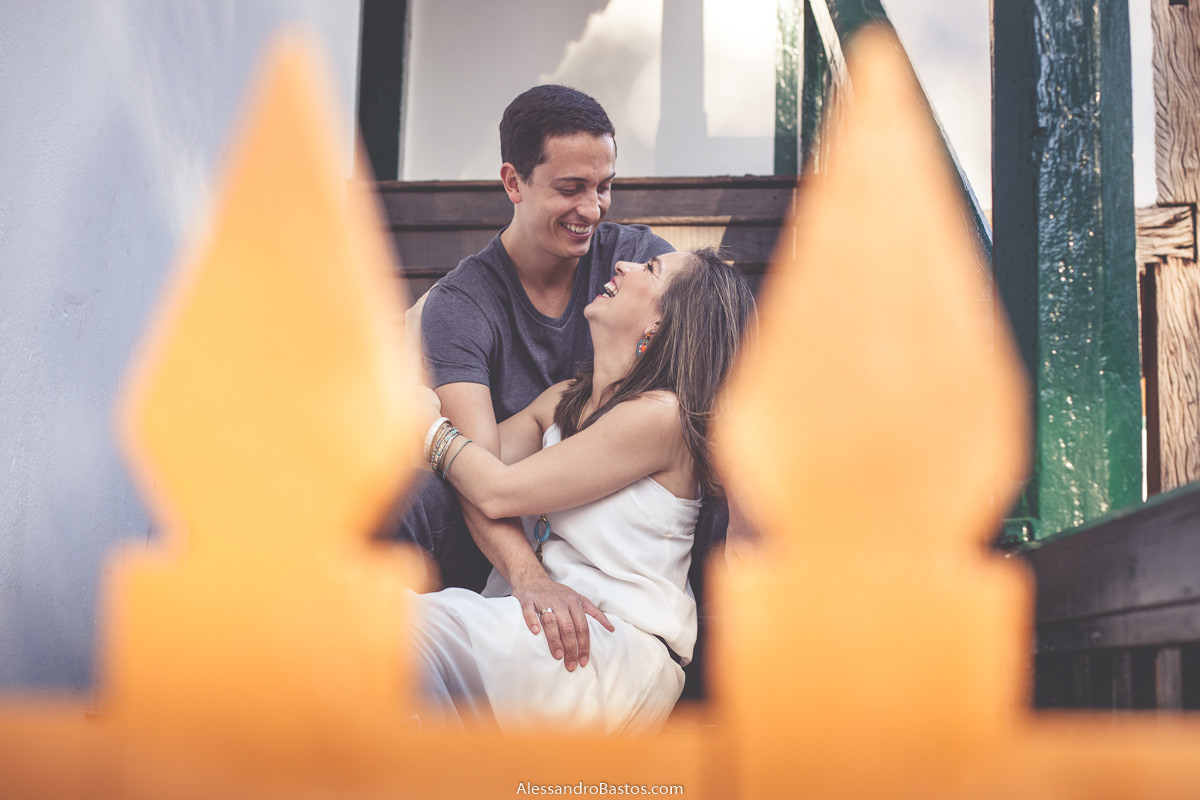 grade amarela na frente dos noivos no ensaio book pre-wedding em diamantina antes do casamento em bh e eles sorrindo muito mesmo