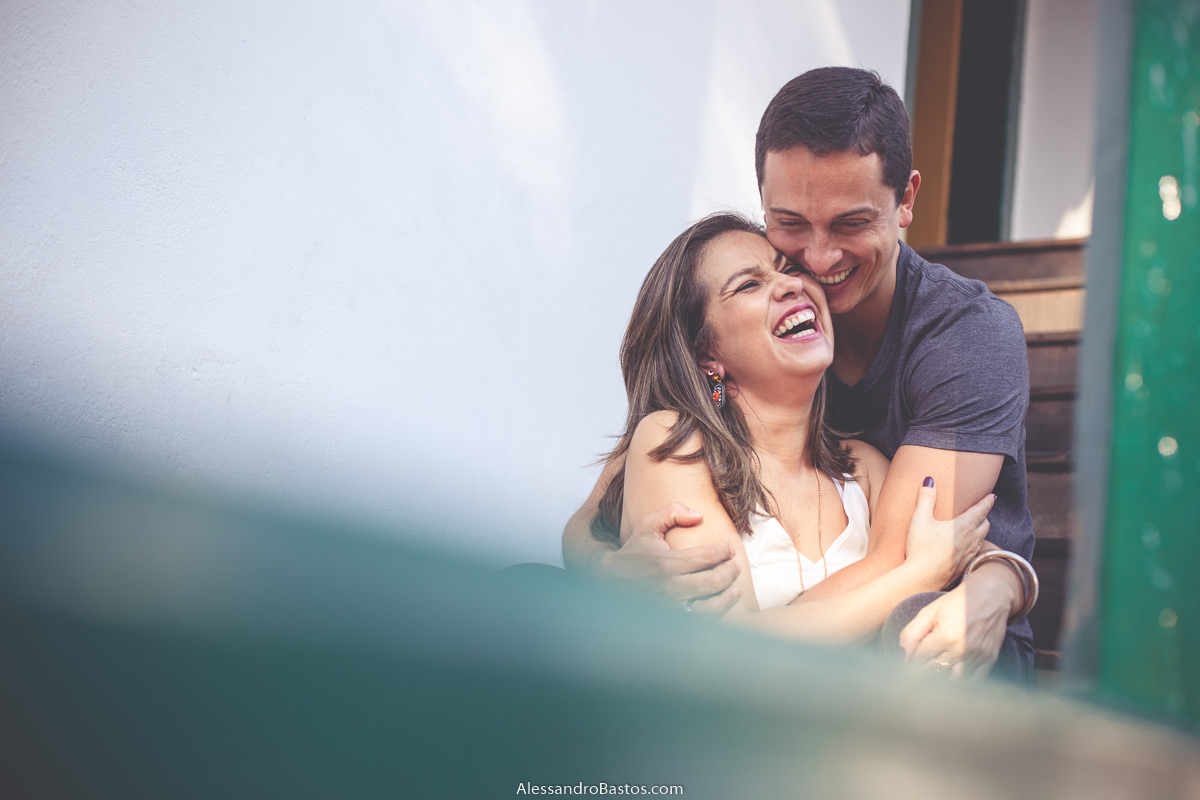 casal sorrindo lindo deram os noivos em ensaio pré-wedding antes do casamento em bh mas o ensaio foi feito em diamantina por que eles gostam de vistar este lugar
