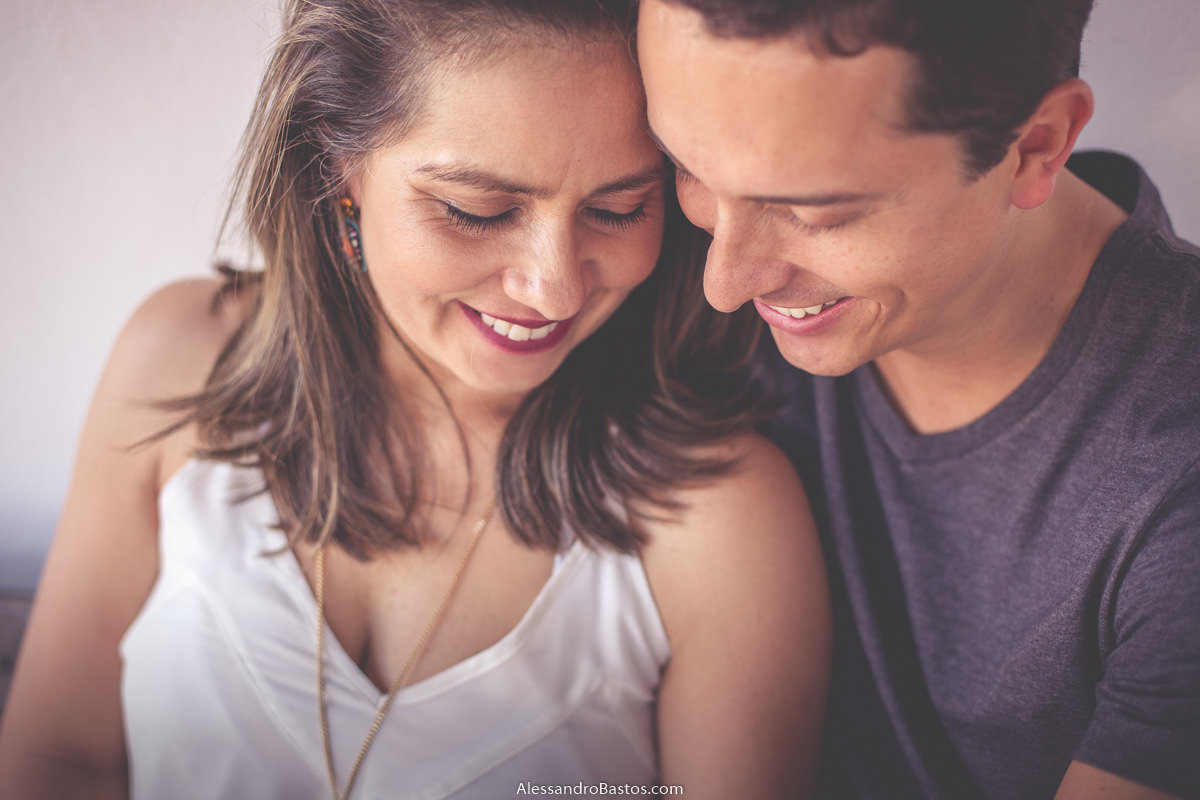 juntando o rosto e sorrindo estão os noivos em foto feita em diamantina antes do casamento que foi realizado em belo horizonte mas o ensaio foi no norte