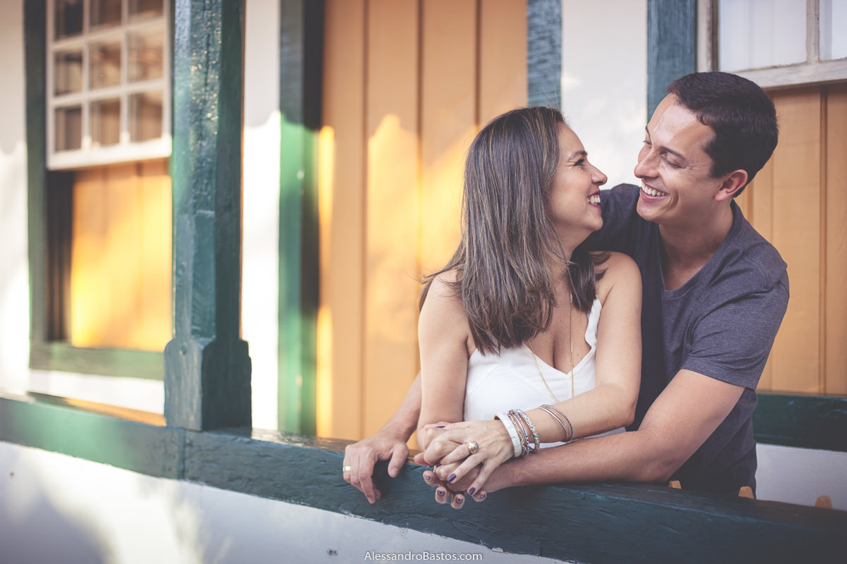 troca de olhares dos noivos em um casarão de diamantina antes do casamento deles em bh com um sorriso enrome