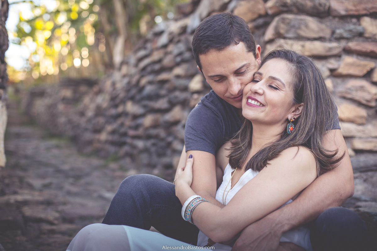 noivo abraça em diamantina a noiva por trás em frente ao muro feito pelos escravos