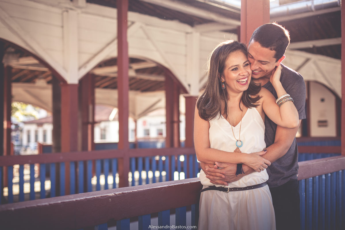 dentro do mercado municipal casamento noivos posam para fotos