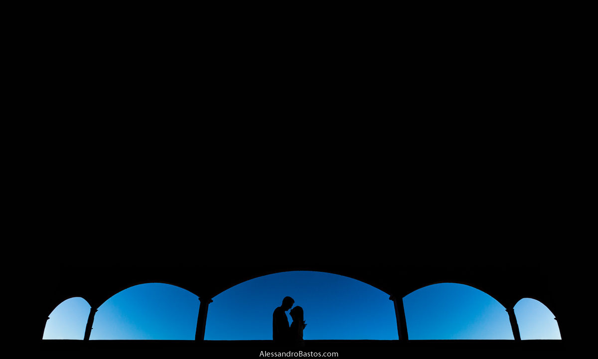 ensaio de noivos em contra-luz na arquitetura e arcos do mercado municipal de diamantina no ensaio antes do casamento deles em belo horizonte