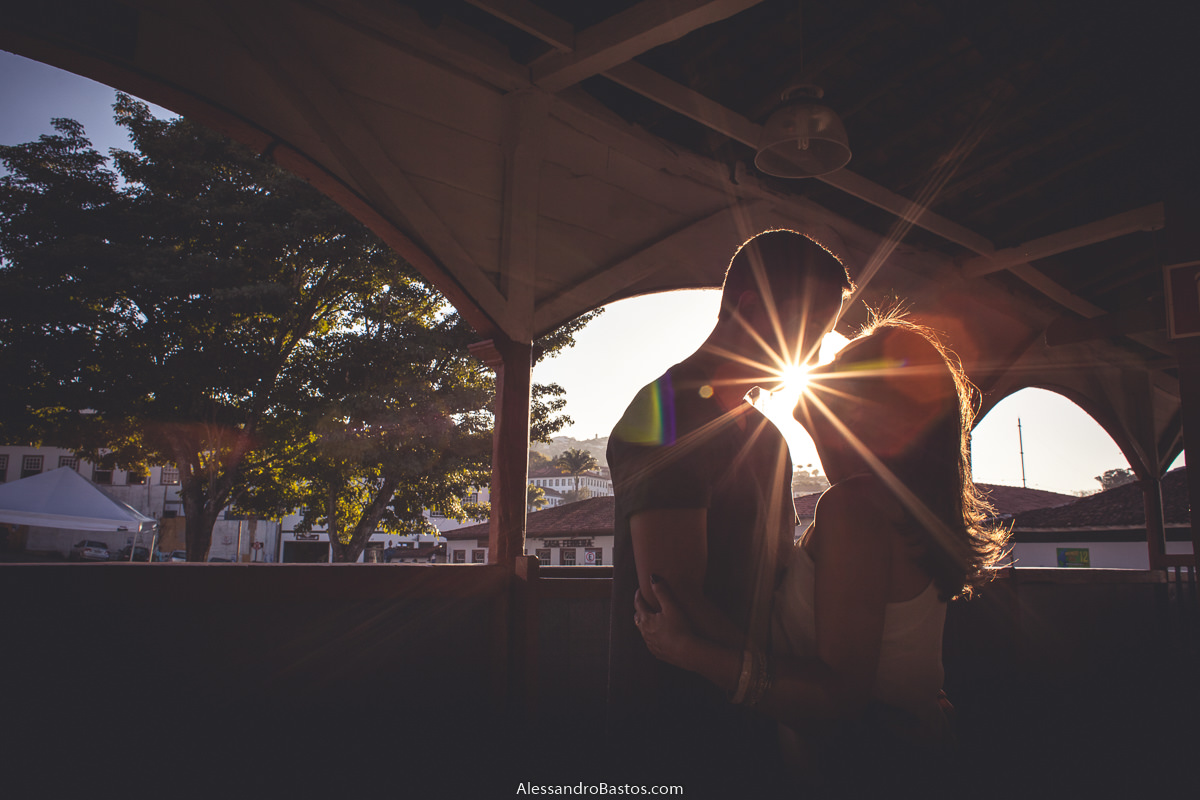 noivos se beijando no mercado municipal de diamantina no ensaio pré-wedding antes do casamento em bh