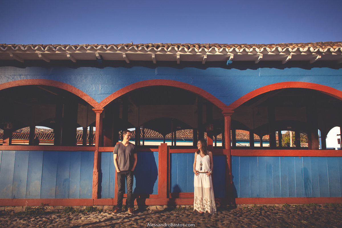 noivos posando em diamantina em frente ao mercado municipal