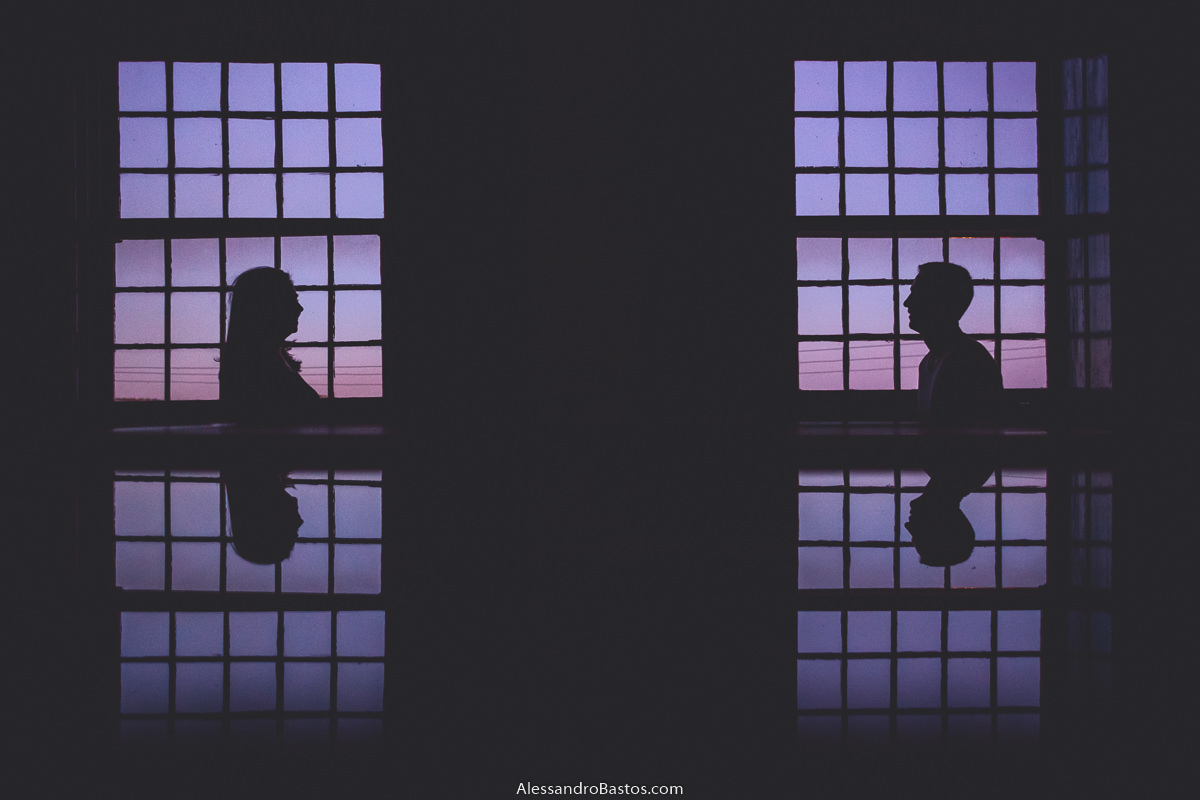 sol se pondo em diamantina com os noivos em contra-luz nas lindas janelas de diamantina em ensaio antes do casamento em belo horizonte capital