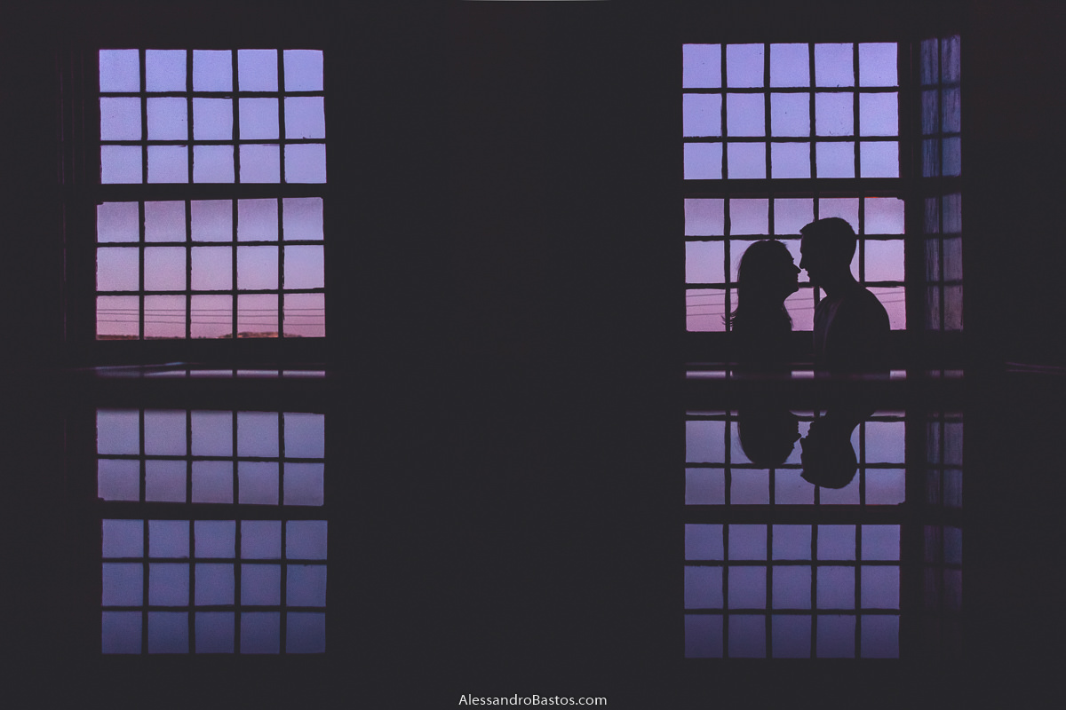 cores lindas do sol se pondo nas janelas de Diamantina com os noivos em ensaio antes do casamento que hoje em dia se chama pré-wedding ou book