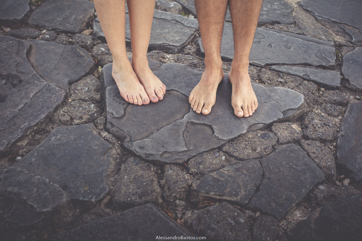 pés dos noivos em ensaio antes do casamento pré-wedding tocam o chão da cidade de diamantina para promover uma conexão com e energia de lá