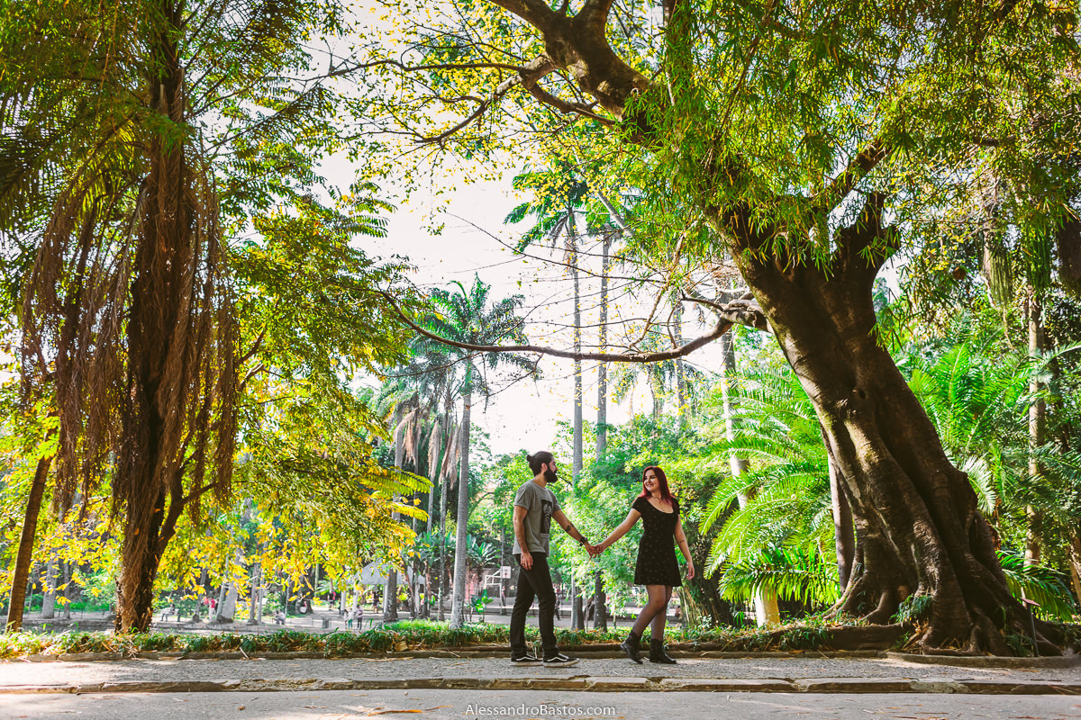 casal de noivos de casamento marcado passeando no parque municipal de bh em uma sessão de fotografia pre-wedding urbano num dia lindo