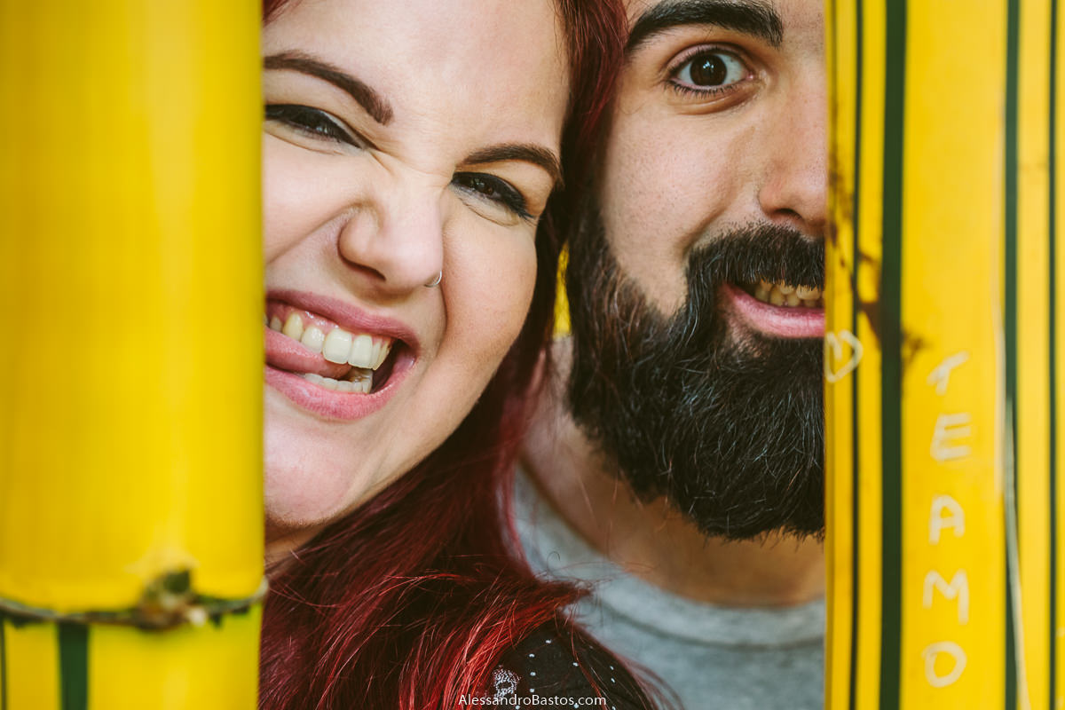 noivos na sessão de fotografia pré-wedding em bh antes do casamento fazendo caretas