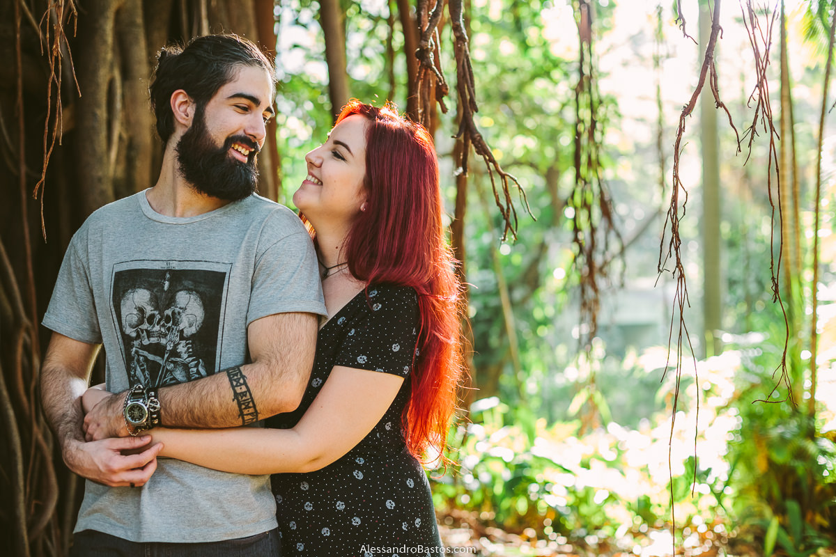 trocando olhares estão os noivos em sessão de fotografia pré-wedding antes do casamento em bh com a mata ao fundo