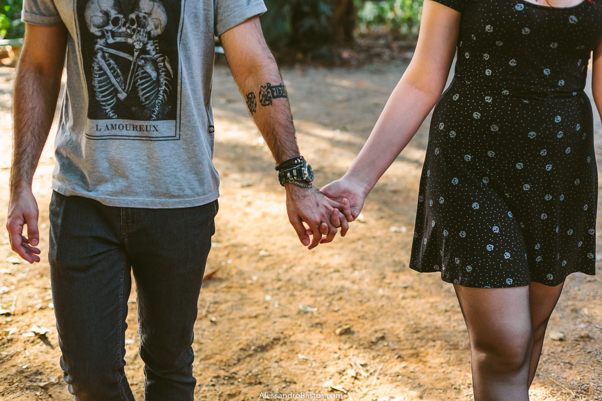 mãos dadas estão os noivos em sessão de fotografia pré-wedding antes do casamento em bh pelo parque municipal no centrão