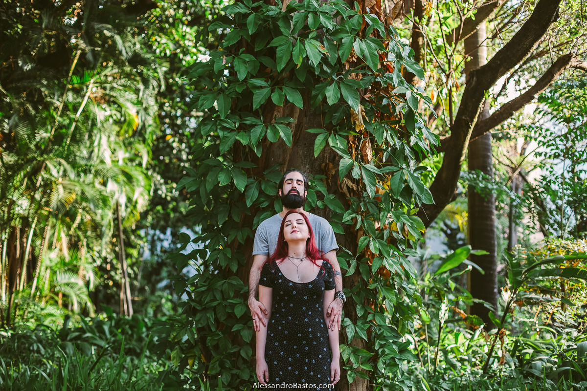 estão se abraçando os noivos em sessão de fotografia pré-wedding antes do casamento bh em meio a mata