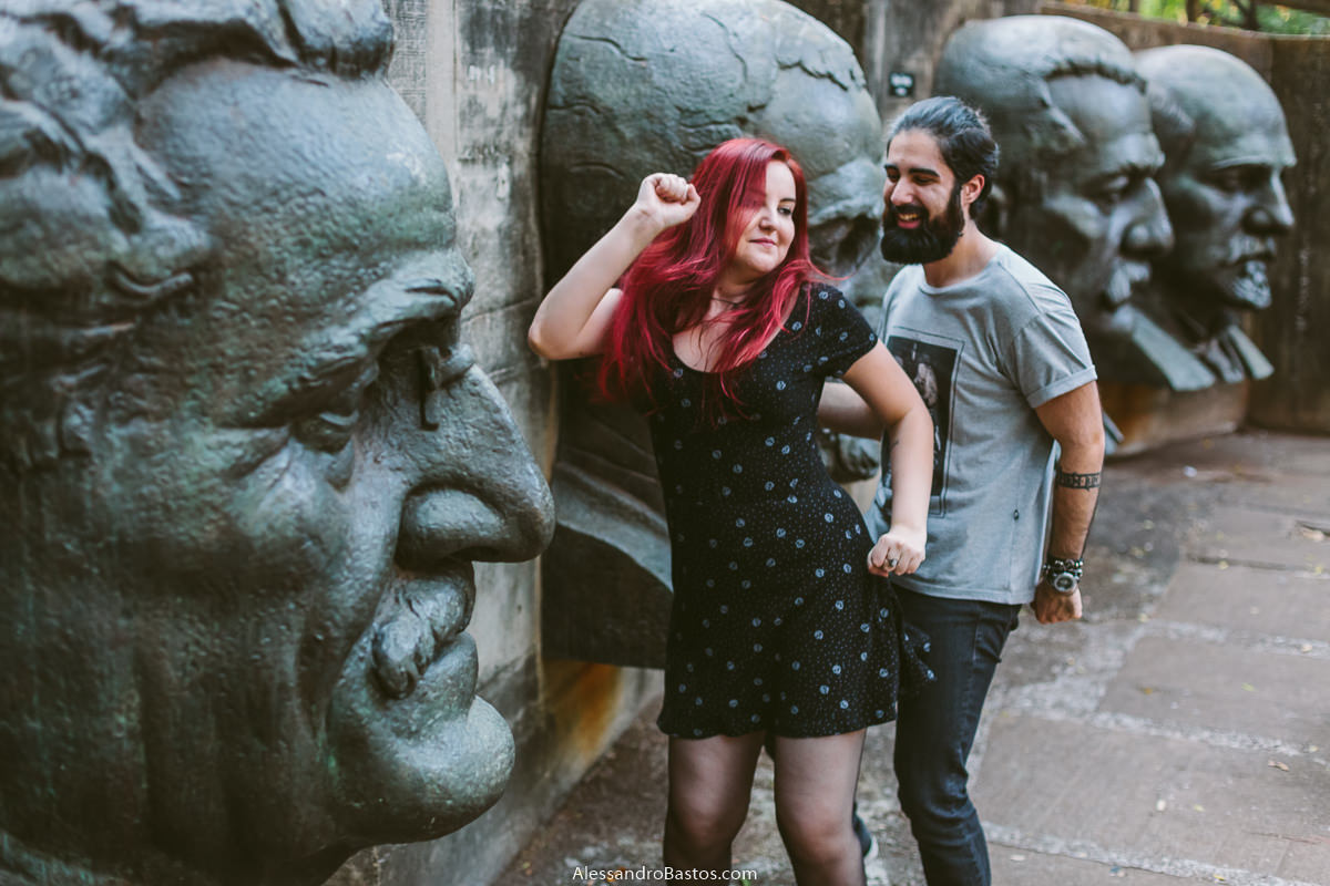 estátua observa os noivos em sessão de fotografia pré-wedding antes do casamento em bh no parque municipal dançando