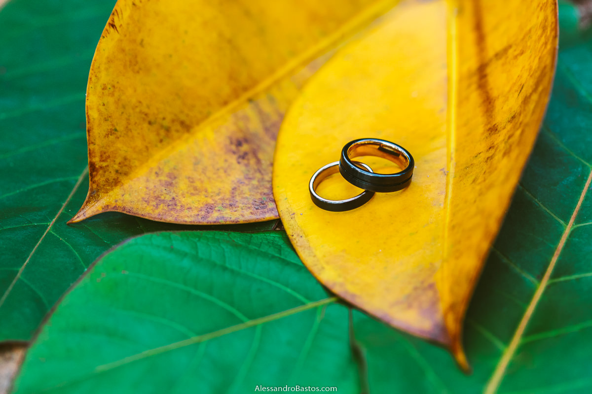alianças de tungstênio do casal durante a sessão de fotos