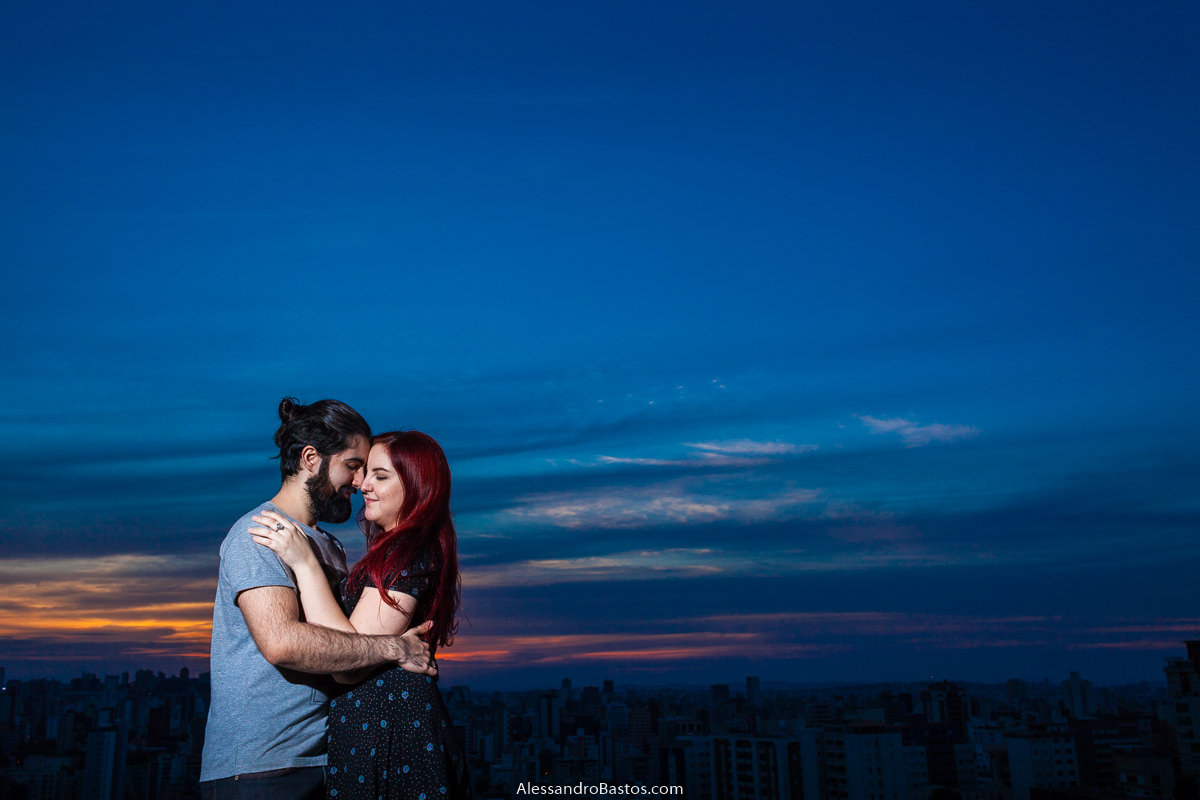 linhas no céu bem azul com os noivos em sessão de fotografia pré-wedding antes do casamento em bh no primeiro plano