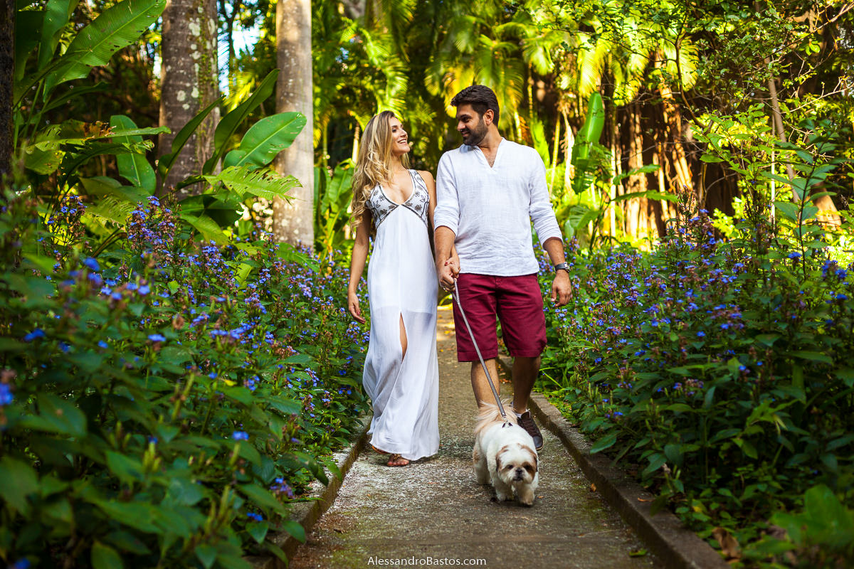 pela coleira os noivos no ensaio pre-wedding para a fotografia do casamento em bh seguram o cão de estimação