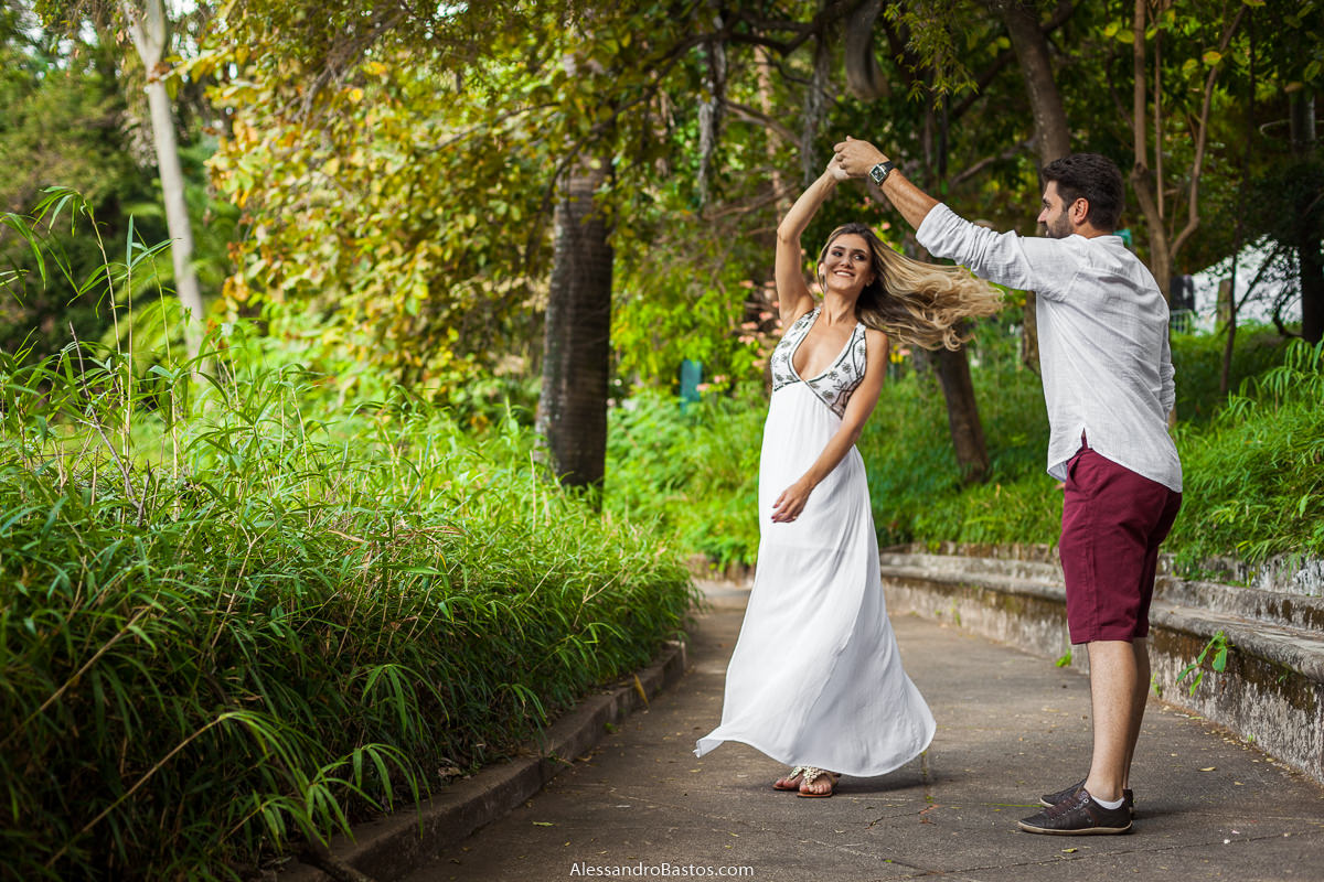 rodando estão os noivos no ensaio pre-wedding para a fotografia do casamento em bh e o vestido dela voando