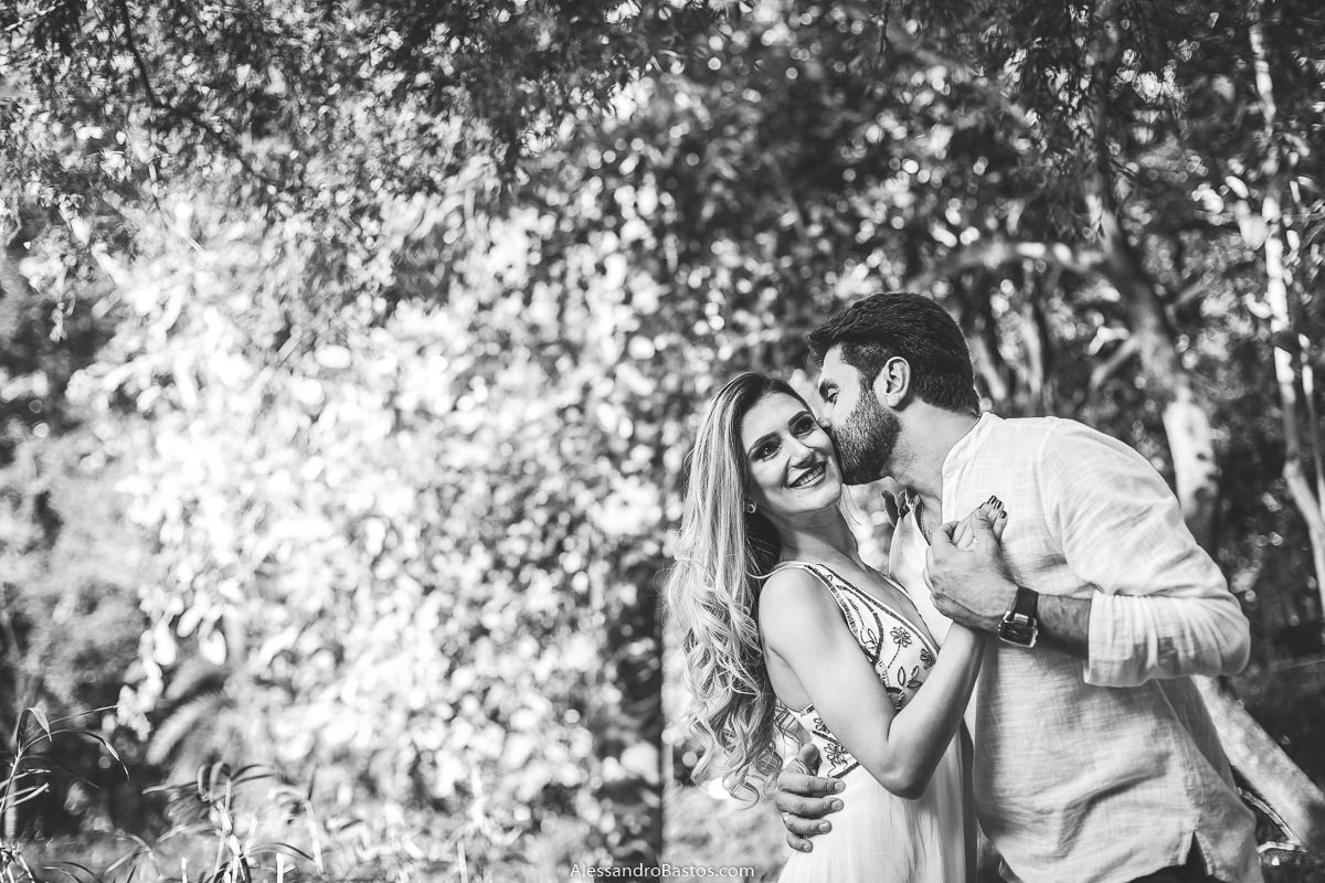 preto e branco para a foto com os noivos no ensaio pre-wedding para a fotografia do casamento em bh e beijando ela este está
