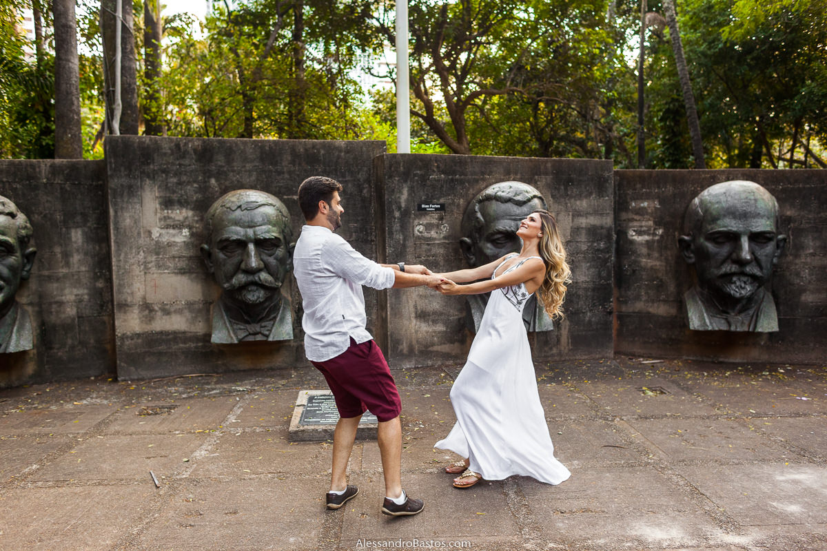 vestido voando da noiva se vê com os noivos no ensaio pre-wedding para a fotografia do casamento em bh girando no próprio eixo
