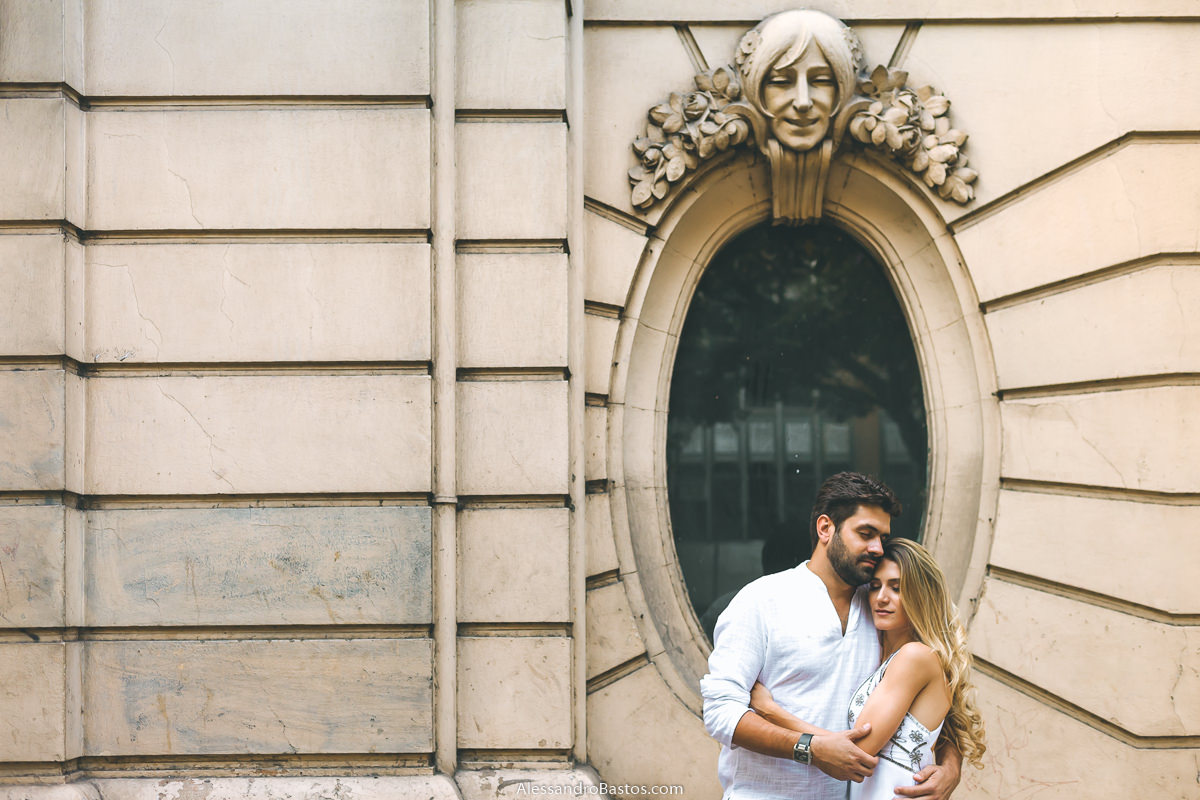automóvel clube com os noivos no ensaio pre-wedding para a fotografia do casamento em bh servindo de cenário em foto quase sépia