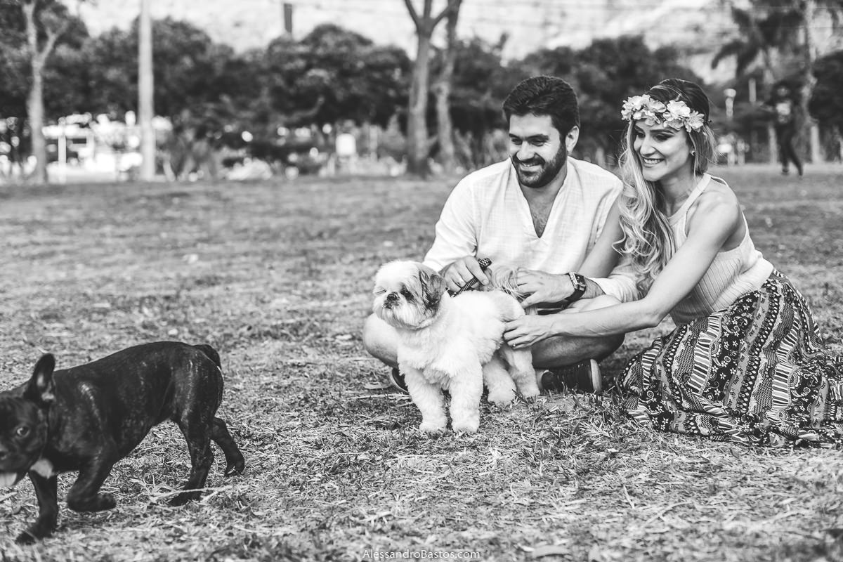 apareceu um amigo para o cão dos noivos no ensaio pre-wedding para a fotografia do casamento em bh enquanto eles estão sentandos na grama