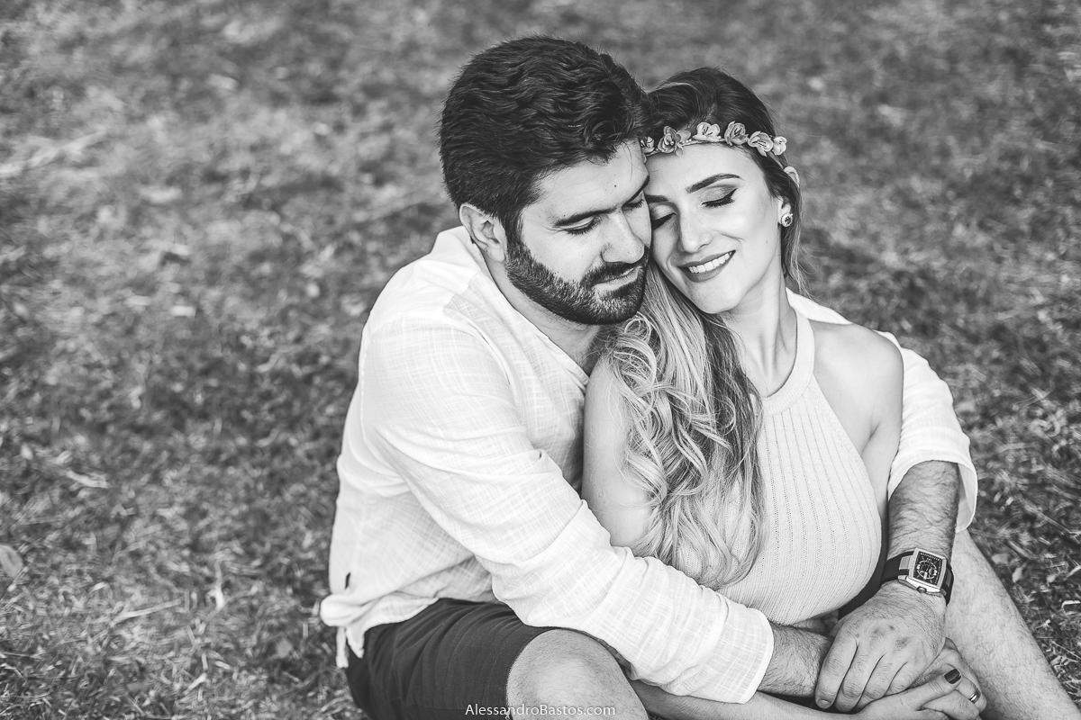 na grama os noivos no ensaio pre-wedding para a fotografia do casamento em bh na praça do papa