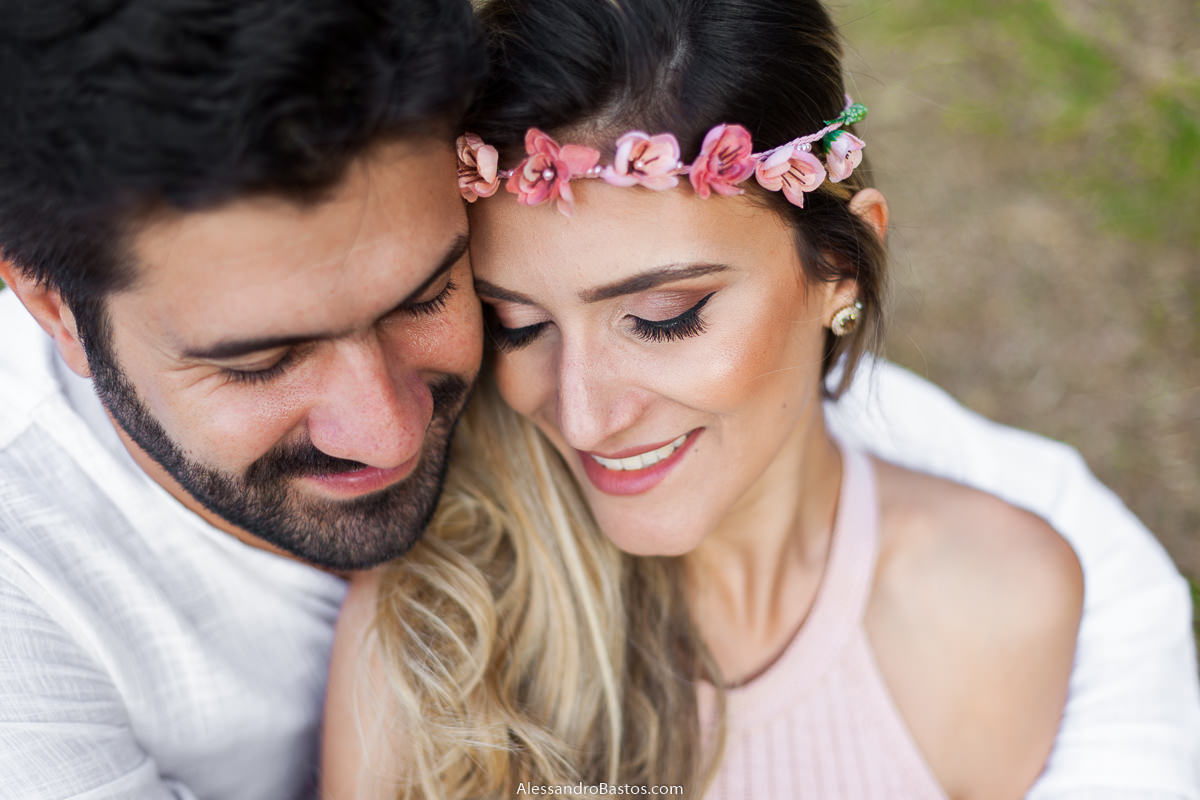 close bem de perto dos noivos no ensaio pre-wedding para a fotografia do casamento em bh na grama da praça