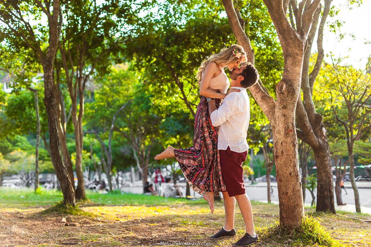 noivo levanta a sua noiva e os noivos no ensaio pre-wedding para a fotografia do casamento em bh acabam se beijando longamente