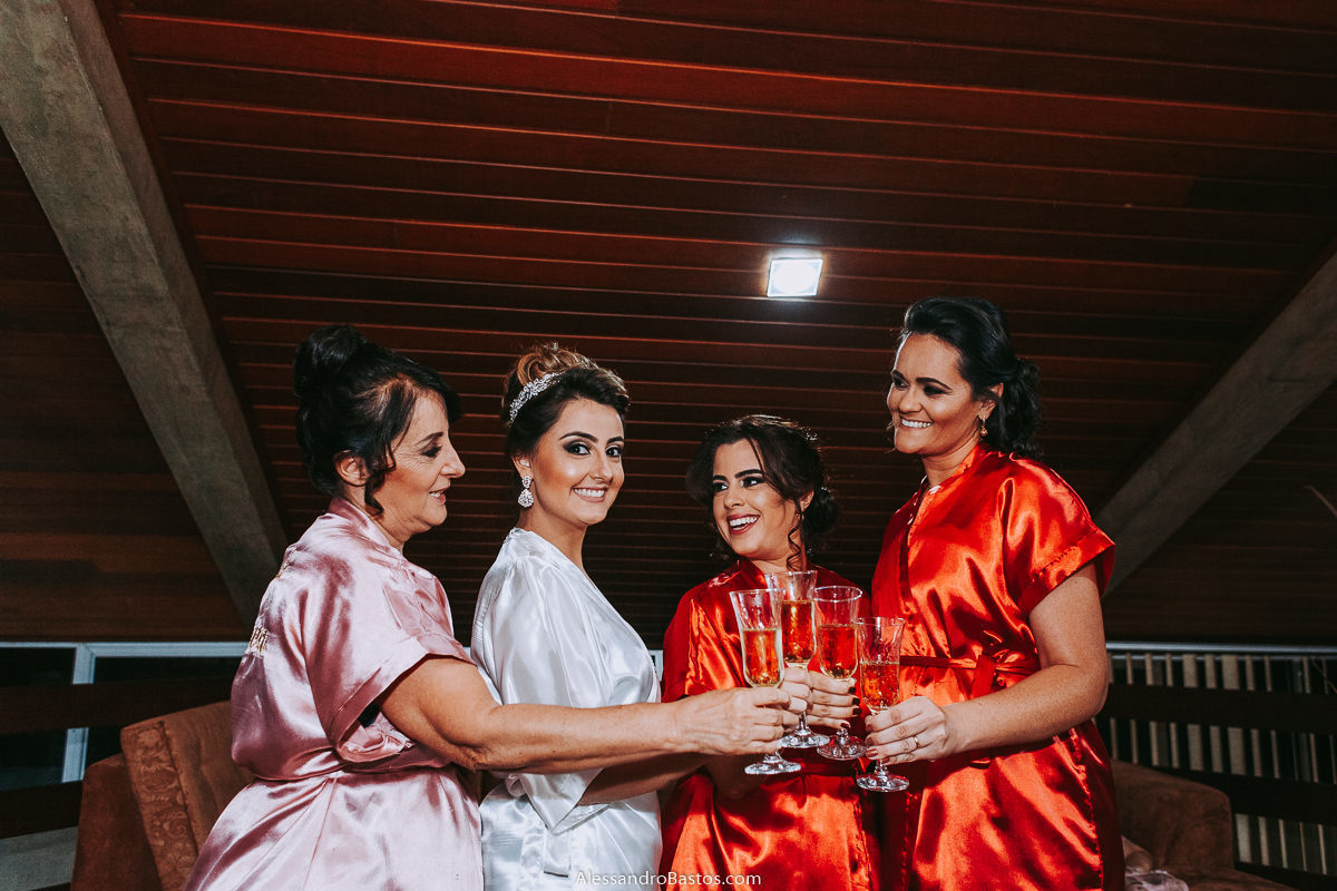 momento do brinde com madrinhas fotografo casamento bh pre-wedding pre-casamento pos-casamento fotografia belo horizonte igreja santo cura d'ars mãe da noiva também entra na foto e todas usam roupão coloridos