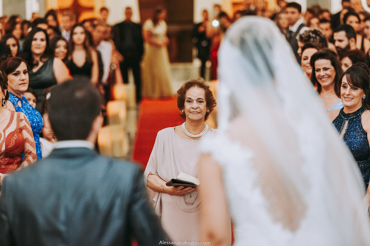 entre os noivos aparece a avós entrando com aliança fotografo casamento bh pre-wedding pre-casamento pos-casamento fotografia belo horizonte e o noivo vai até a avó buscar ela