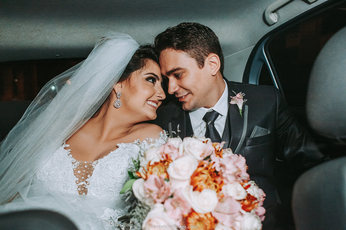 no carro os noivos se olham fotografo casamento bh pre-wedding pre-casamento pos-casamento fotografia belo horizonte igreja santo cura d'ars e estão sorrindo