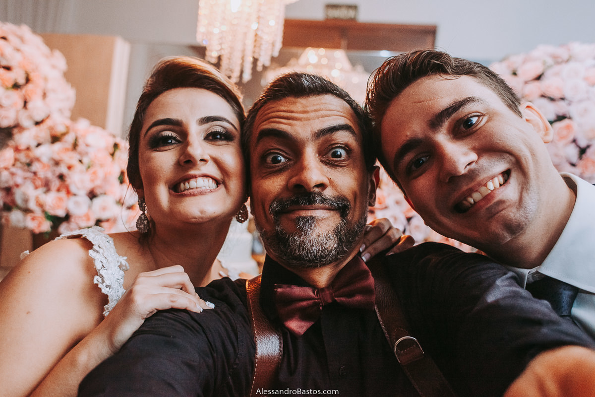 alessandro bastos e os noivos fotografo casamento bh pre-wedding pre-casamento pos-casamento fotografia belo horizonte igreja santo cura d'ars salão delícia festas todos em um momento de felicidade