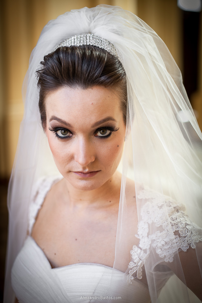 olhar profundo da noiva nas fotos do casamento em bh no buffet catharina dos noivos na fotografia em belo horizonte para o fotografo bh no museu de artes e ofícios e o véu desfocado de fundo