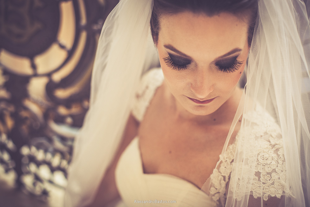 olhando pra baixo está a noiva nas fotos do casamento em bh no buffet catharina dos noivos na fotografia em belo horizonte para o fotografo bh no museu de artes e ofícios e no fundo parte da grade do prédio histórico