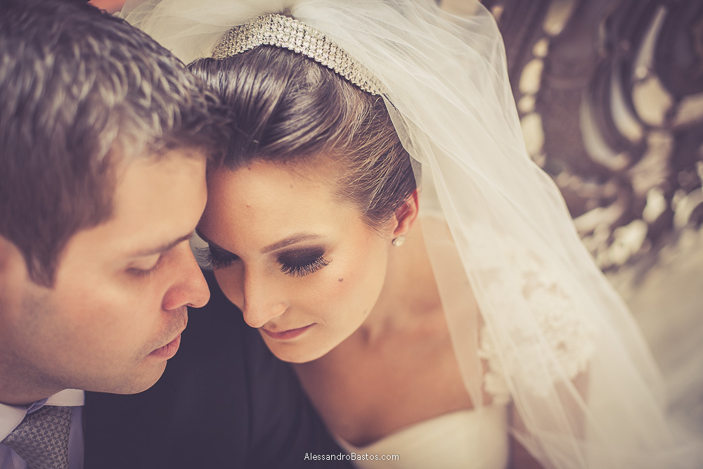 testa com testa nas fotos do casamento em bh no buffet catharina dos noivos na fotografia em belo horizonte para o fotografo bh no museu de artes e ofícios e ambos de olhos fechados