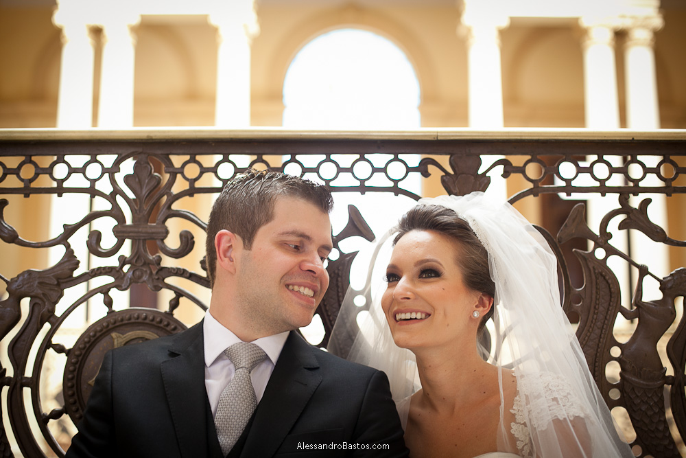 gargalhadas nas fotos do casamento em bh no buffet catharina dos noivos na fotografia em belo horizonte para o fotografo bh no museu de artes e ofícios e ao fundo aparece o esplendor do prédio nas colunas