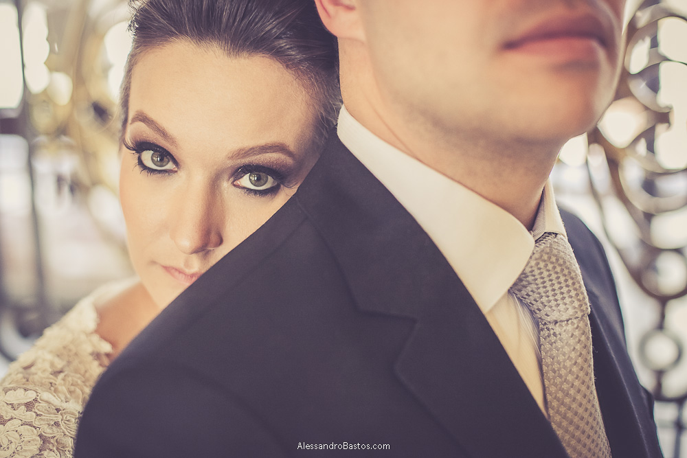 carinho gostoso da noiva no noivo nas fotos do casamento em bh no buffet catharina dos noivos na fotografia em belo horizonte para o museu de artes e ofícios e ela olha diretamente para a lente do fotografo bh