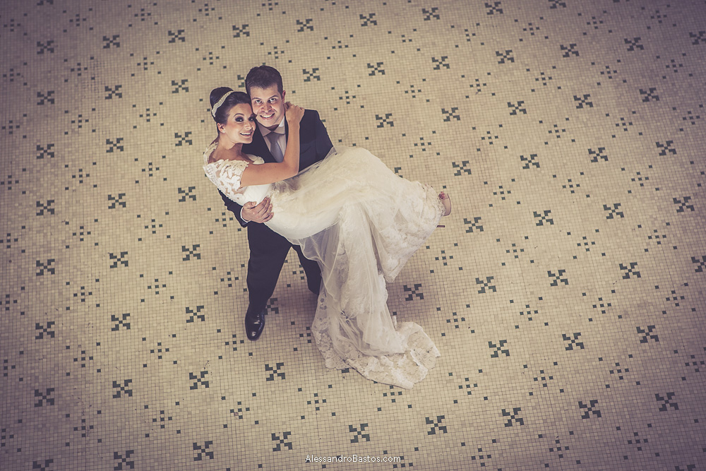 piso do prédio histórico nas fotos do casamento em bh no buffet catharina dos noivos na fotografia em belo horizonte para o fotografo bh no museu de artes e ofícios e o noivo está carregando a noiva