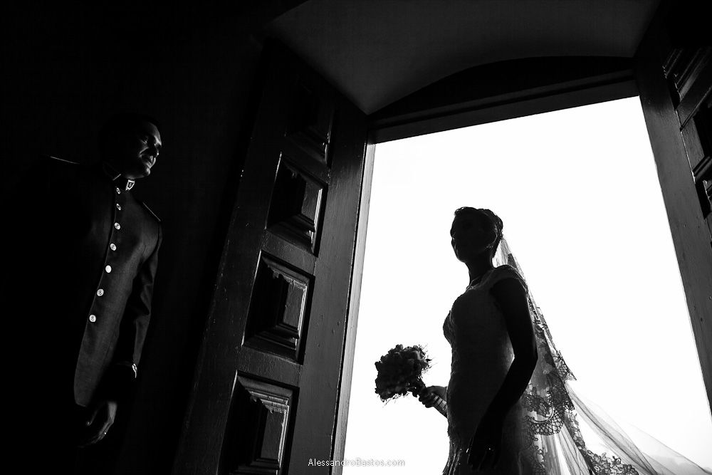 negativo positivo feito nas fotografias após o casamento em bh na serra da piedade com a noiva no negativo e o noivo no positivo