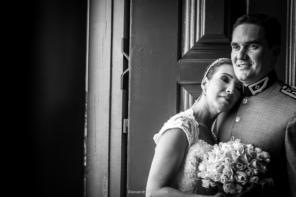descansando o seu rosto no noivo está a noiva nas fotografias após o casamento em bh na serra da piedade e segurando o seu buquê