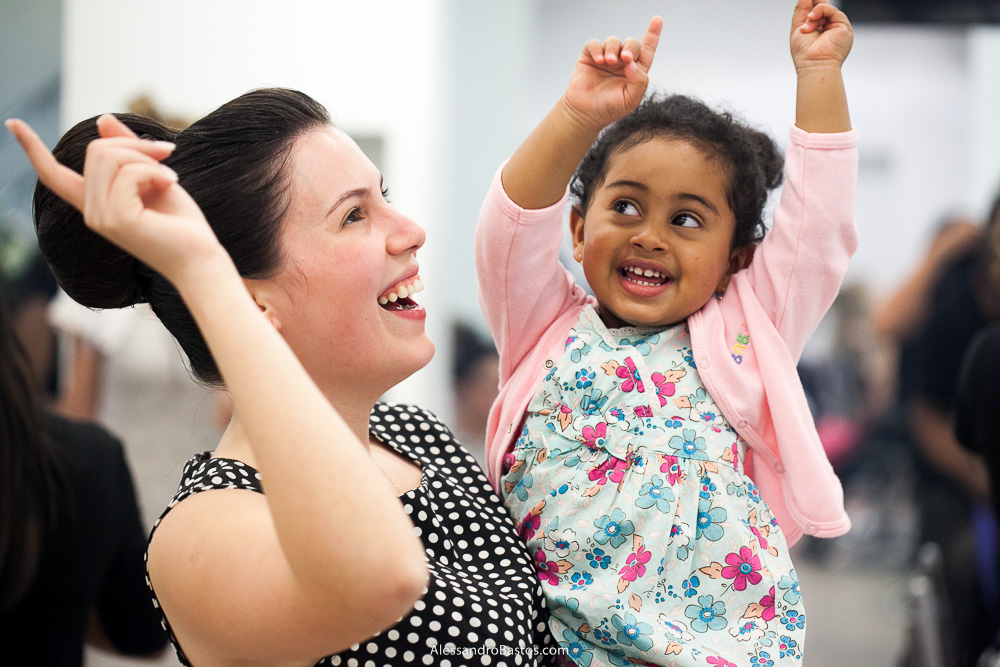 daminha se diverte nas fotos do casamento em bh na igreja nossa senhora rainha em belo horizonte e a festa para fotografia dos noivos no jardim canada eventos para o fotografo e ela está no salão da maquiagem