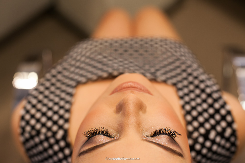 cílios da noiva nas fotos do casamento em bh na igreja nossa senhora rainha em belo horizonte e a festa para fotografia dos noivos no jardim canada eventos para o fotografo e o desfoque do vestido de bolinha