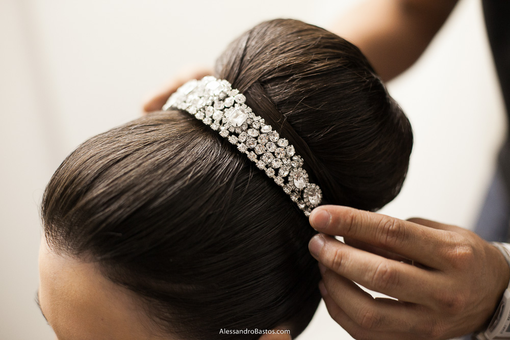 detalhe da coroa da noiva nas fotos do casamento em bh na igreja nossa senhora rainha em belo horizonte e a festa para fotografia dos noivos no jardim canada eventos para o fotografo no momento que é colocada na cabeça