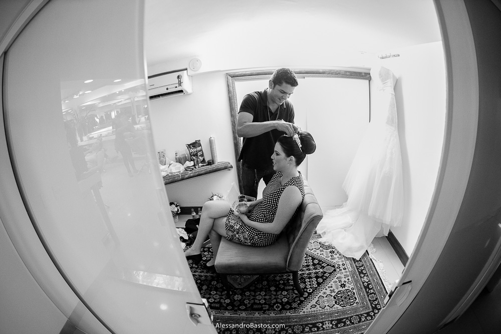 salão da maquiagem em visão ampla nas fotos do casamento em bh na igreja nossa senhora rainha em belo horizonte e a festa para fotografia dos noivos no jardim canada eventos para o fotografo e e a noiva sentada