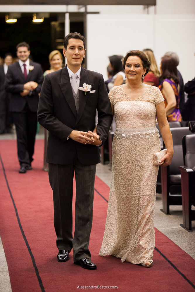 entrada do noivo nas fotos do casamento em bh na igreja nossa senhora rainha em belo horizonte e a festa para fotografia dos noivos no jardim canada eventos para o fotografo e a mãe dele com um vestido bege