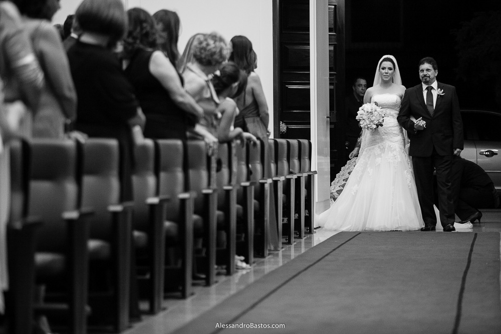 abriu a porta pra entrada da noiva nas fotos do casamento em bh na igreja nossa senhora rainha em belo horizonte e a festa para fotografia dos noivos no jardim canada eventos para o fotografo e o pai ficou com tenso