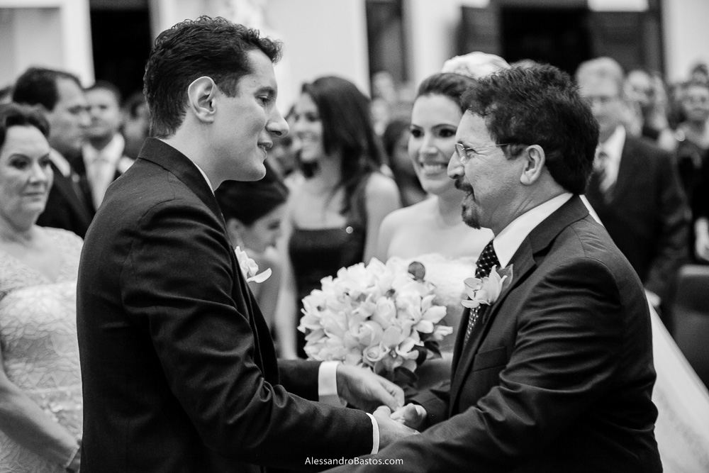 aperto de mão do noiva e do pai dela nas fotos do casamento em bh na igreja nossa senhora rainha em belo horizonte e a festa para fotografia dos noivos no jardim canada eventos para o fotografo enquanto a noiva fica obervando