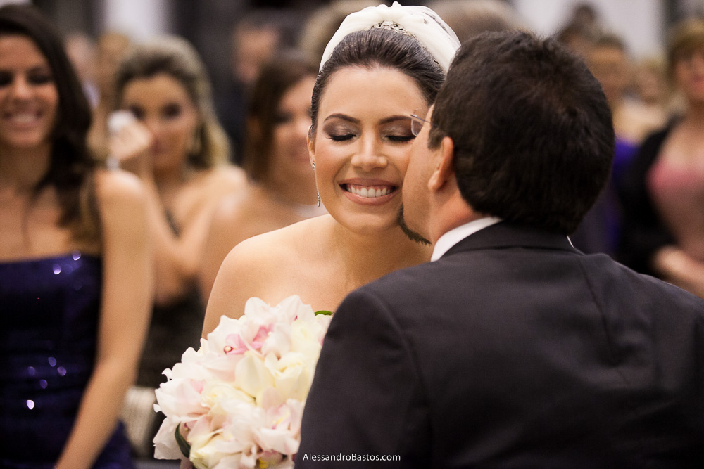 mais um beijo do pai nas fotos do casamento em bh na igreja nossa senhora rainha em belo horizonte e a festa para fotografia dos noivos no jardim canada eventos para o fotografo e no fundo uma convidada chorando